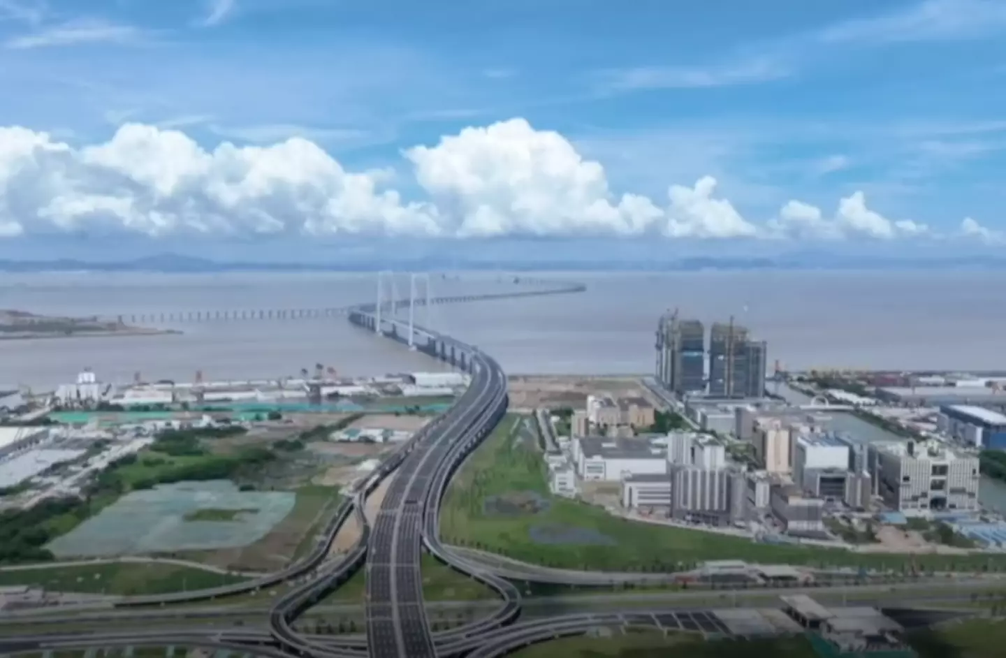 The bridge ⁢consists of an underwater tunnel too (CGTN)