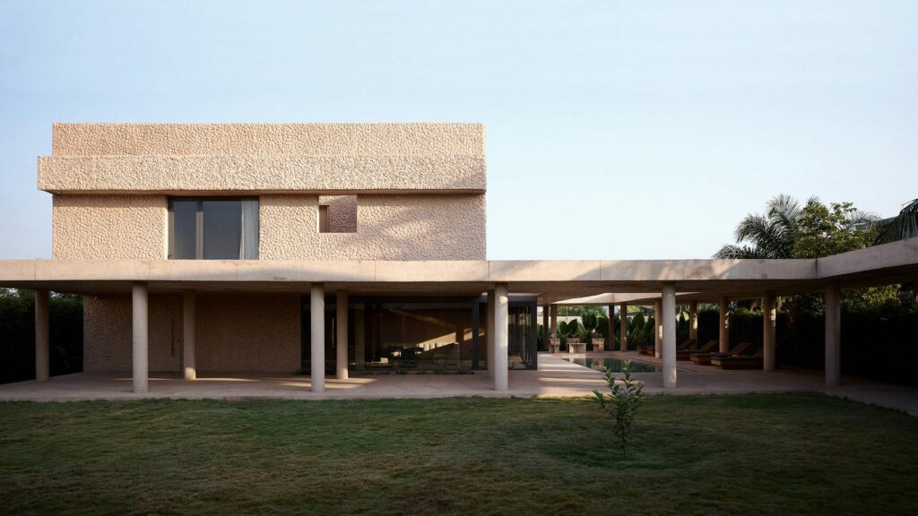 DeRoché Strohmayer converts Ghanaian home into earthy artist retreat