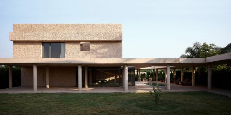 DeRoché Strohmayer converts Ghanaian home into earthy artist retreat