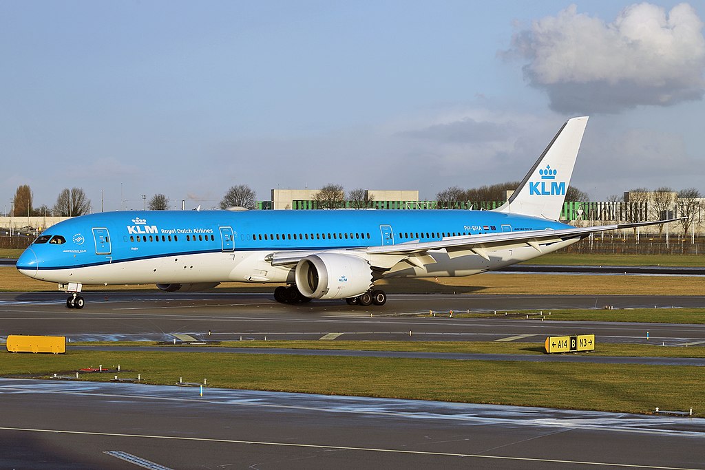 A KLM⁢ 787-9‌ on‌ the‌ taxiway.