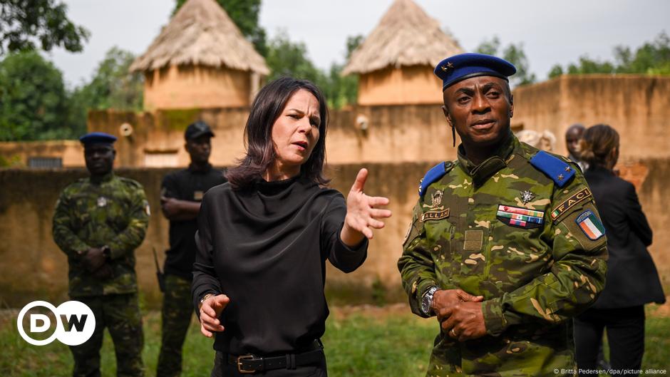 Baerbock observes counterterrorism training in Ivory Coast – DW – 07/17/2024