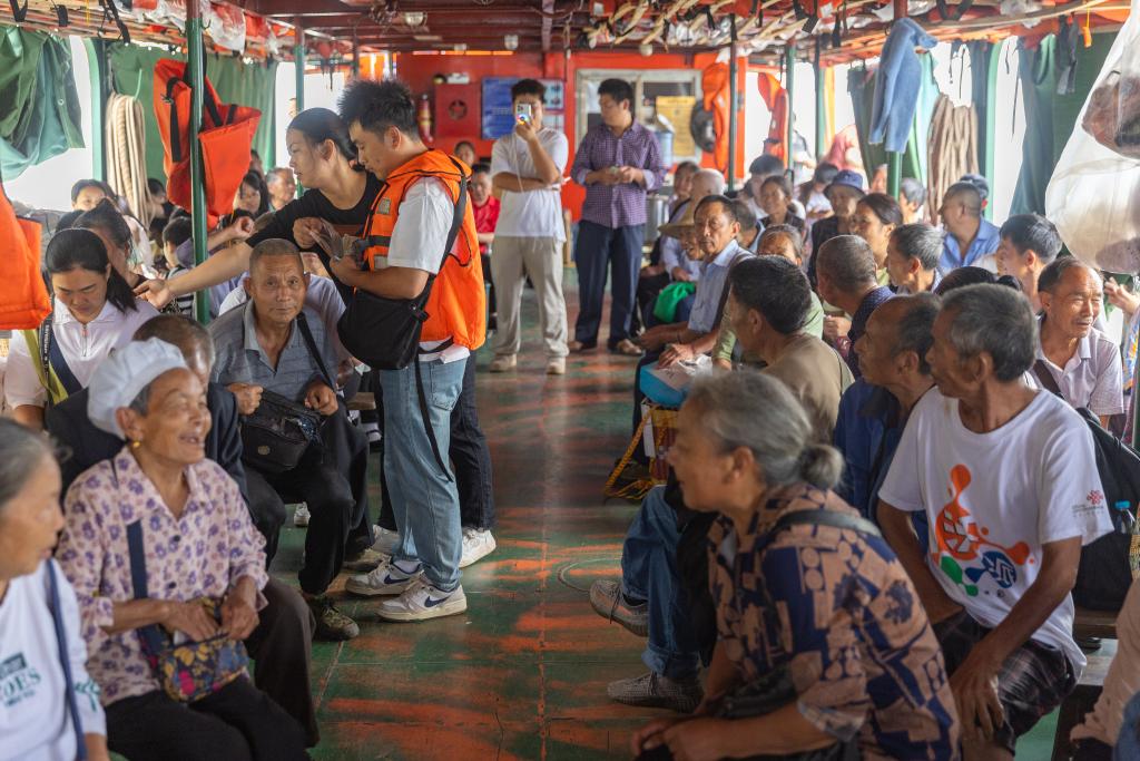 Heartwarming Ferry for Elderly Vegetable Farmers in Chongqing