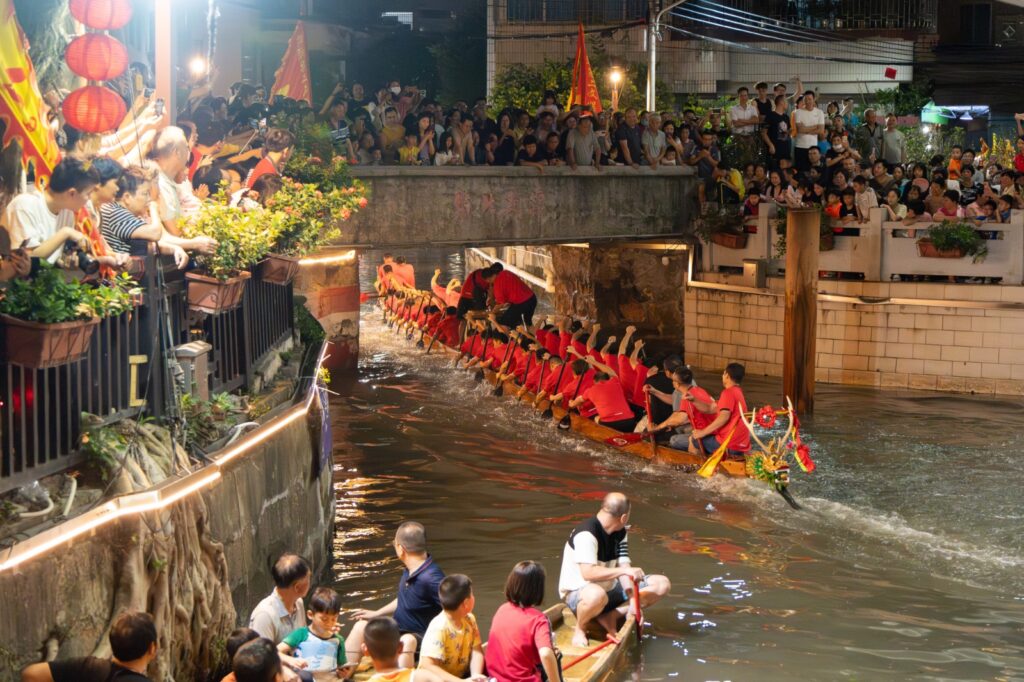 Rowers tackle river in annual Foshan dragon boat race_英语频道_央视网(cctv.com)