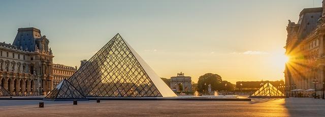 Balancing Heritage and Modernity: Integrating New Technologies in the Louvre