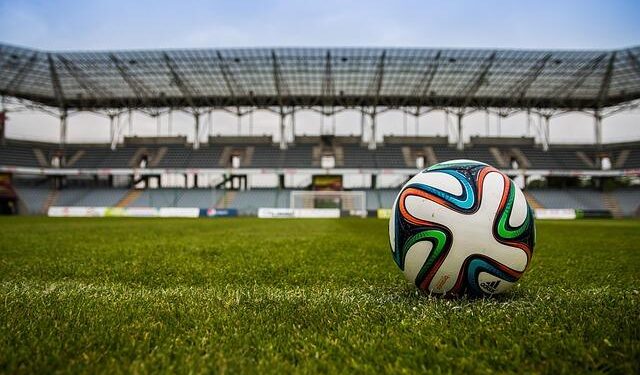 Saudi women attend first football matches – DW (English)