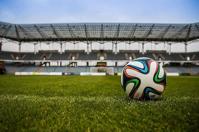 Saudi women attend first football matches – DW (English)