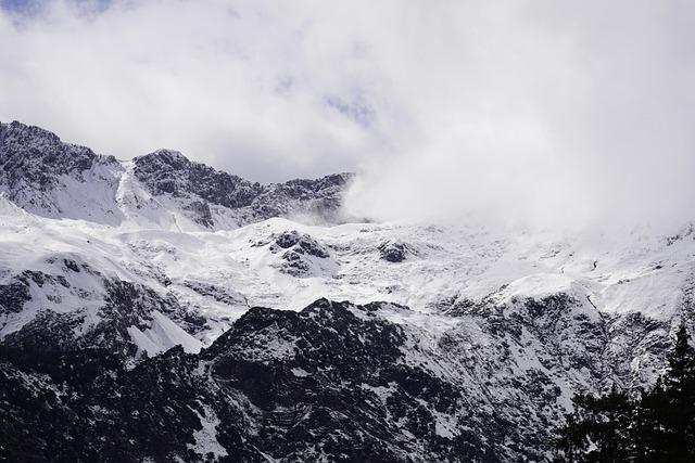 Sustainable Tourism: Preserving Yuelu Mountain's Natural Beauty Amidst Popularity