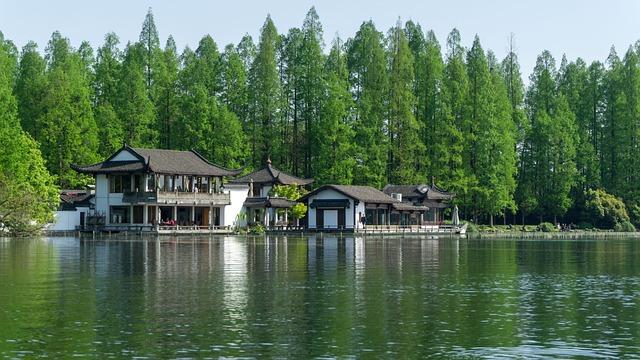 Spring​ Blossoms and ​Mirrors⁣ of West Lake Captivate Visitors