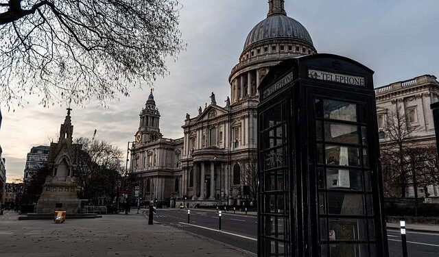 London’s FTSE 100 treads water ahead of US and UK rate decisions – MSN