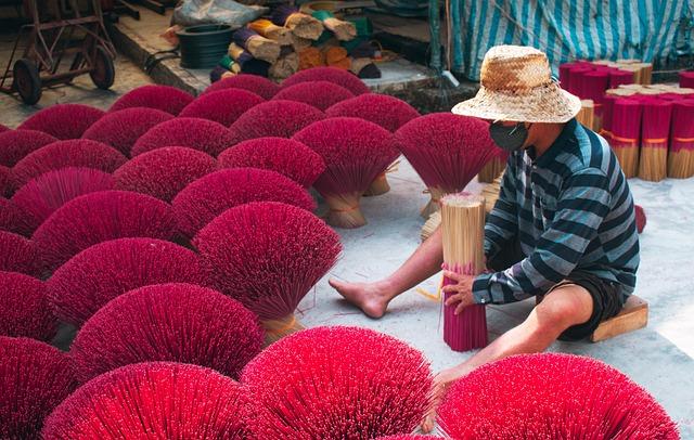 Vietnam: Visiting⁢ Hanoi's oldest food market - BBC.com