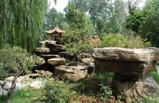 Navigating Jinan's scenic Lakes and Historical Sites