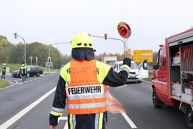 Challenges Faced by Firefighters in Containing the Blaze Amid Extreme Weather