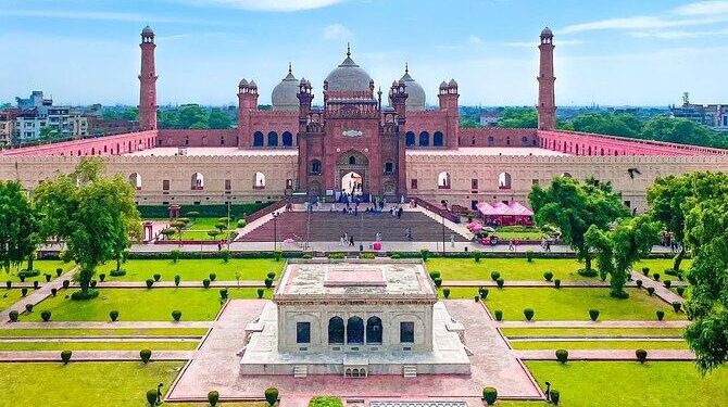 Lahore smog: Pollution hits record levels in Pakistan city – BBC