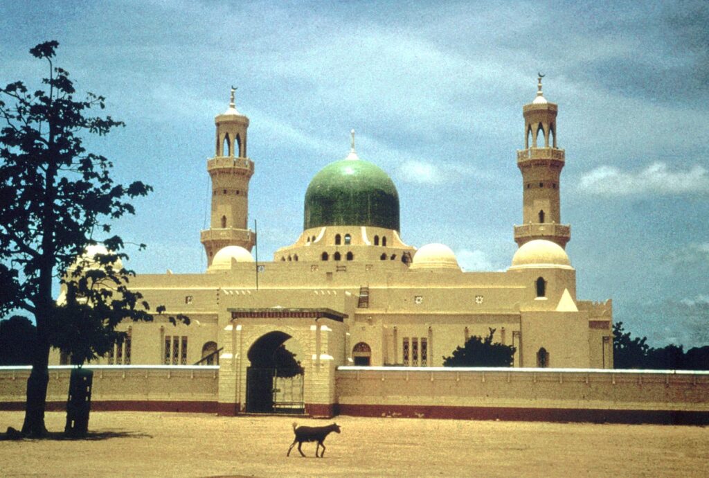 Kano mosque attack: Nigerian worshippers locked inside and set ablaze – BBC