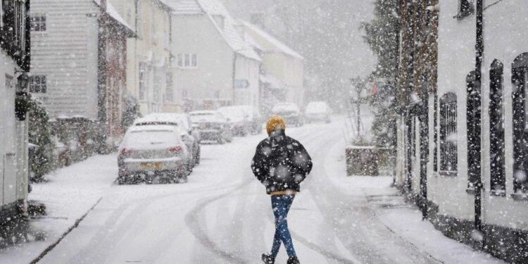UK weather live: Record broken for warmest start to May, Met Office confirms – BBC