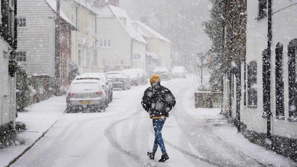 UK weather live: Record broken for warmest start to May, Met Office confirms – BBC