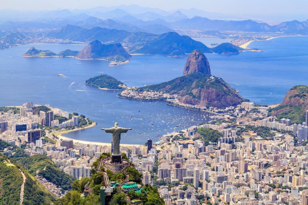 Rio de Janeiro – Gusty storm brings down Christmas display – Weather & Radar
