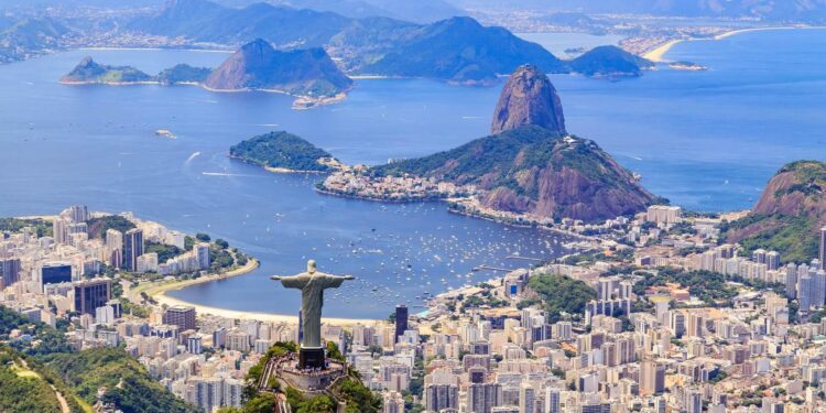 Rio de Janeiro – Gusty storm brings down Christmas display – Weather & Radar