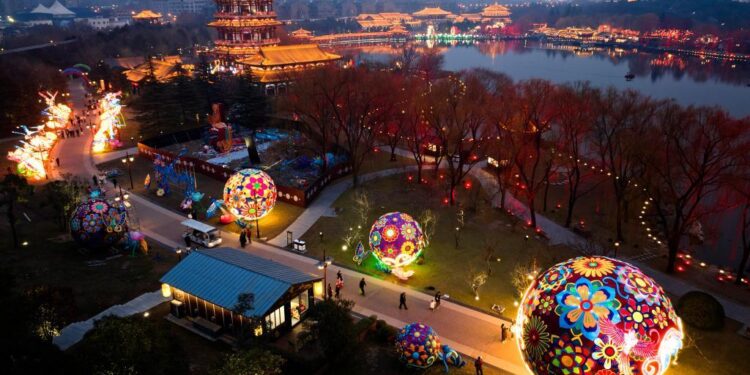 2025 Chang’an Lantern Festival opens in Xi’an – 海报新闻