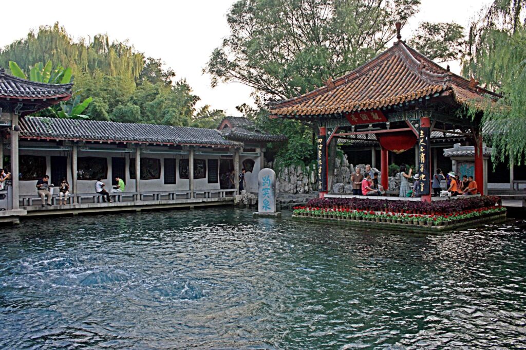 Colorful lanterns light up Baotu Spring Park in Shandong – news.cgtn.com