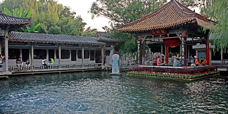 Colorful lanterns light up Baotu Spring Park in Shandong – news.cgtn.com