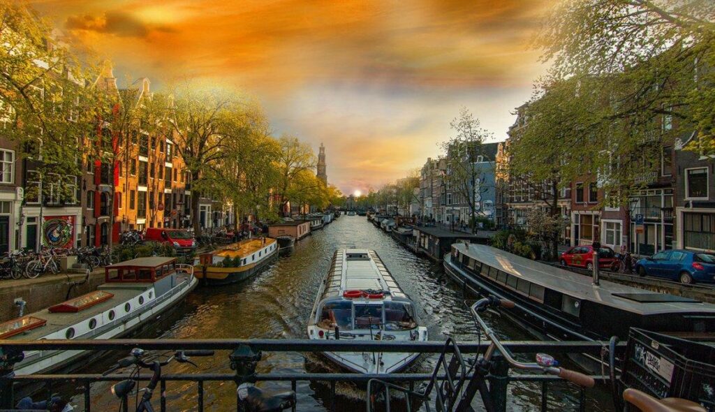 Amsterdam: We must not turn blind eye to antisemitism, says Dutch king after attacks on Israeli football fans – BBC