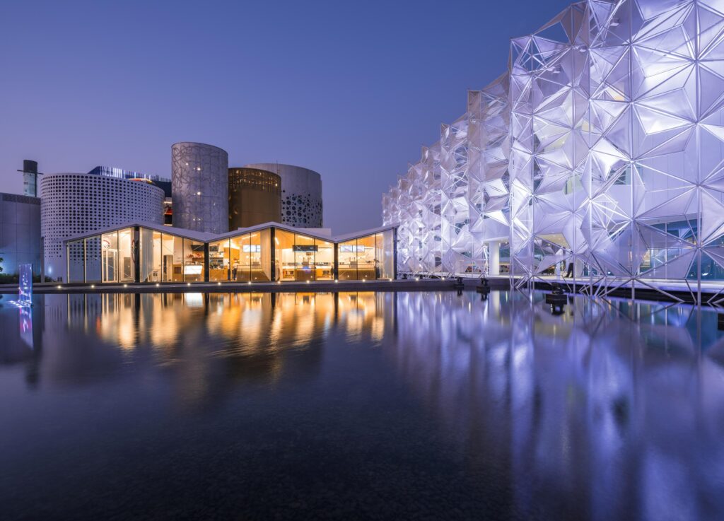 Japan Pavilion: Between Lives – nippon.com