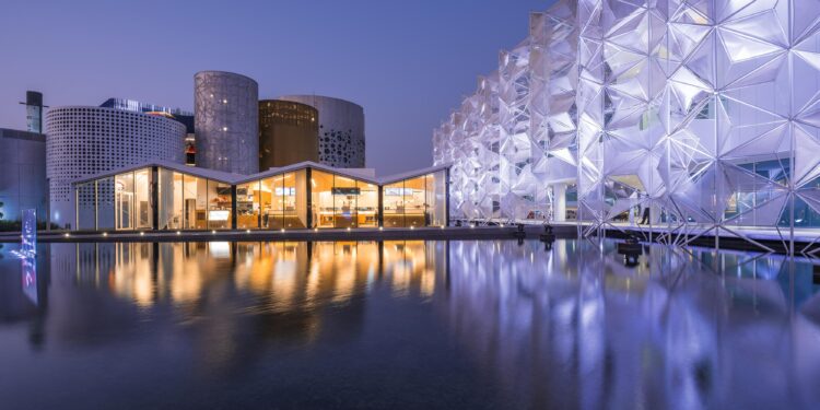 Japan Pavilion: Between Lives – nippon.com