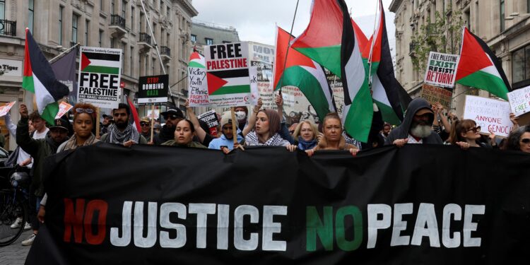 Pro-Palestine group stages protest outside pizza outlet in Pune; clashes with Hindutva activists, case fi – Times of India
