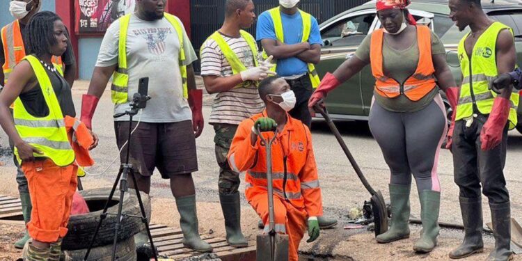 Ghana’s Buz Stop Boys: The young professionals helping to clean up Accra – BBC