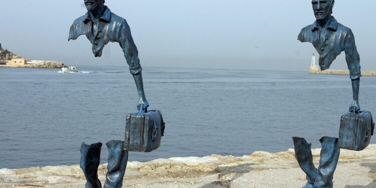 Protective devices on sculptures removed at Summer Palace in St. Petersburg, Russia – Xinhua