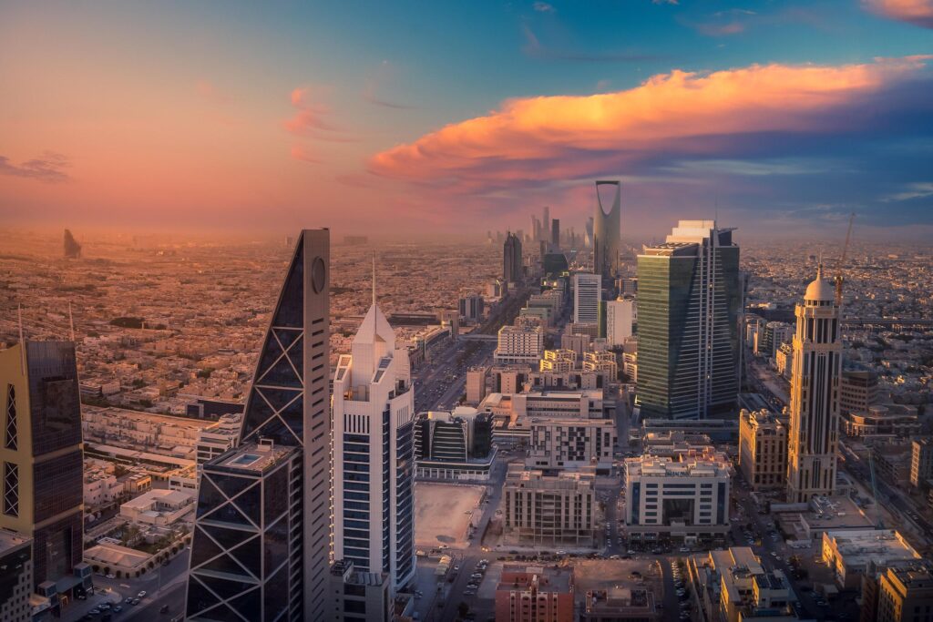 Saudi Arabia Discovers Two New Oil, Gas Fields – i24NEWS