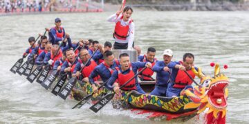 Despite Rain, Dragon Boat Festival Drives Travel Across China – Sixth Tone