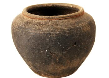 Ancient clay jars unearthed following road erosion in western Iran – Tehran Times