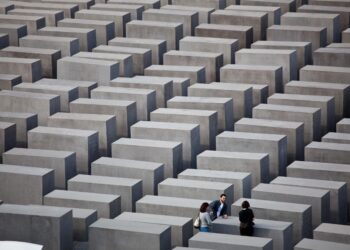 Vandals target Paris Holocaust memorial, synagogues with paint – France 24