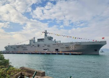 Chinese Amphibious Assault Ship Hainan and Destroyer Changsha Visit Hong Kong – Army Recognition