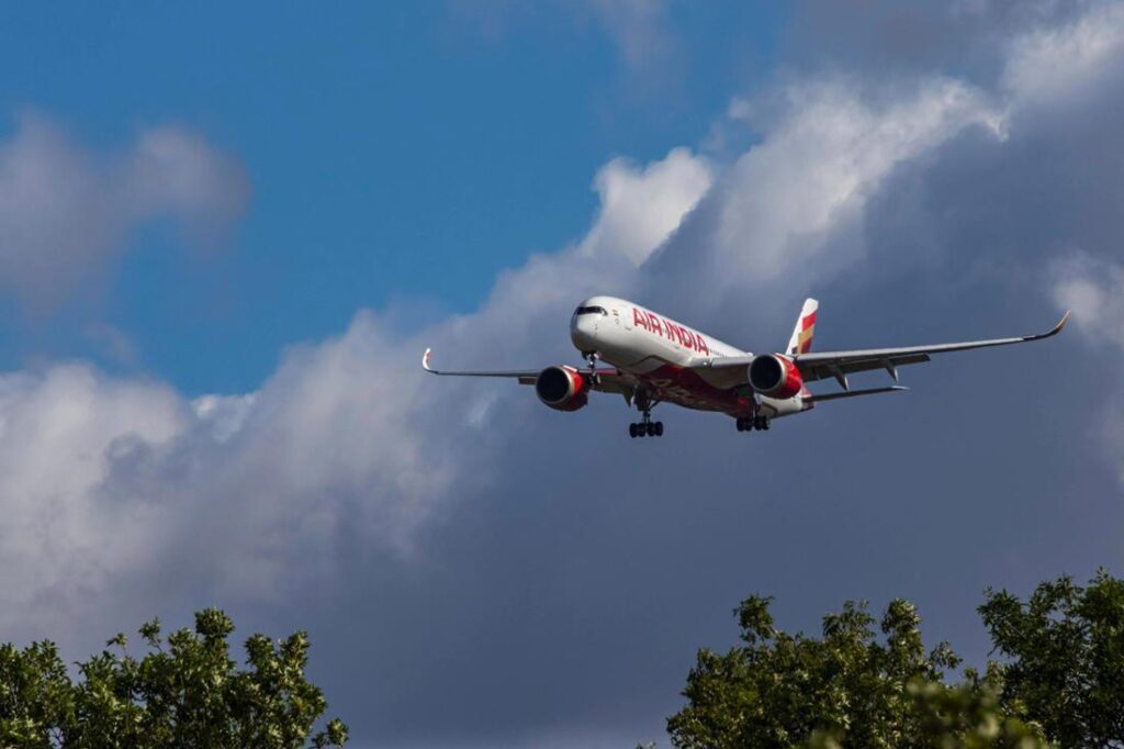 Air India crew arrested in Mumbai for smuggling gold worth Rs 1.41 crores from US – MSN