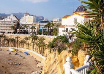 Brits travelling to Spanish hotspot urged to ‘beware’ of new rule or face fine – Daily Express
