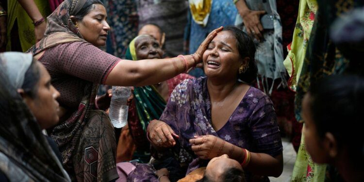 India: At least 4 killed, dozens injured in bridge collapse – dw.com