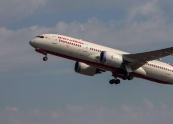 Watch: Air India San Francisco-Mumbai Boeing Plane Grounded, Flyers Deplaner In Kolkata Over Engine Issues – Mashable India