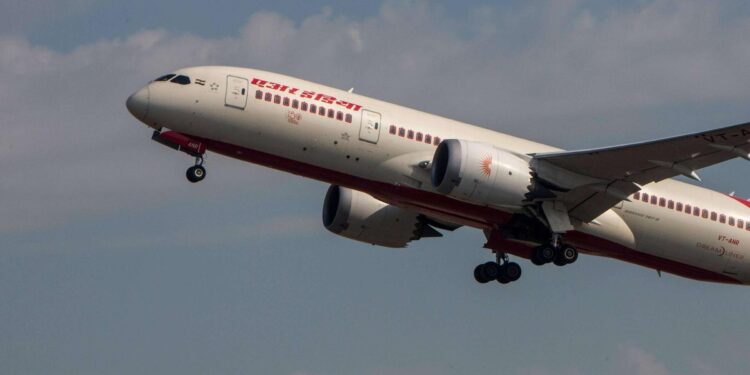Watch: Air India San Francisco-Mumbai Boeing Plane Grounded, Flyers Deplaner In Kolkata Over Engine Issues – Mashable India