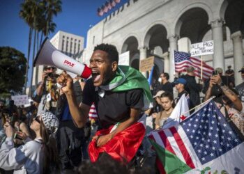 Protests in Europe Target Mass Tourism With Squirt Guns and Roller Bags – The New York Times