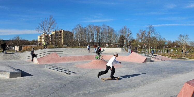 A new skate park in Baghdad is the safe space Iraqi youth have longed for – AP News