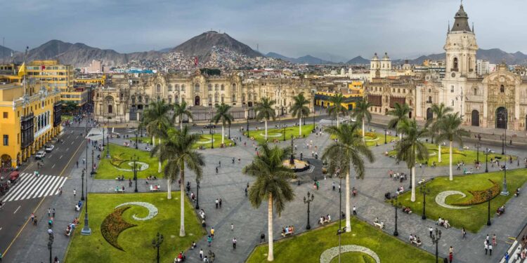 Hundreds take to the streets of Lima, Peru celebrating Clown Day: Slideshow – Straight Arrow News