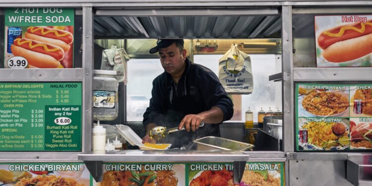 Food vendor in Cheras slammed for unhygienic noodle preparation – thesun.my