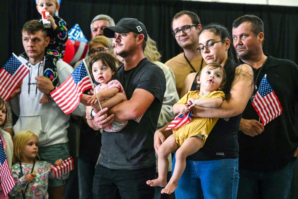 White South Africans arrive in U.S. from Johannesburg – NBC News