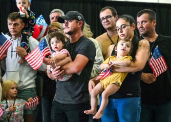 White South Africans arrive in U.S. from Johannesburg – NBC News