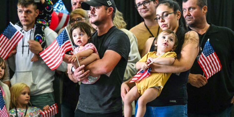 White South Africans arrive in U.S. from Johannesburg – NBC News