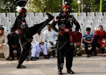 A Pakistani guard wounds 2 Chinese workers in Karachi – AP News