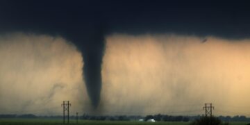 Violent storms rip through Paris – France 24